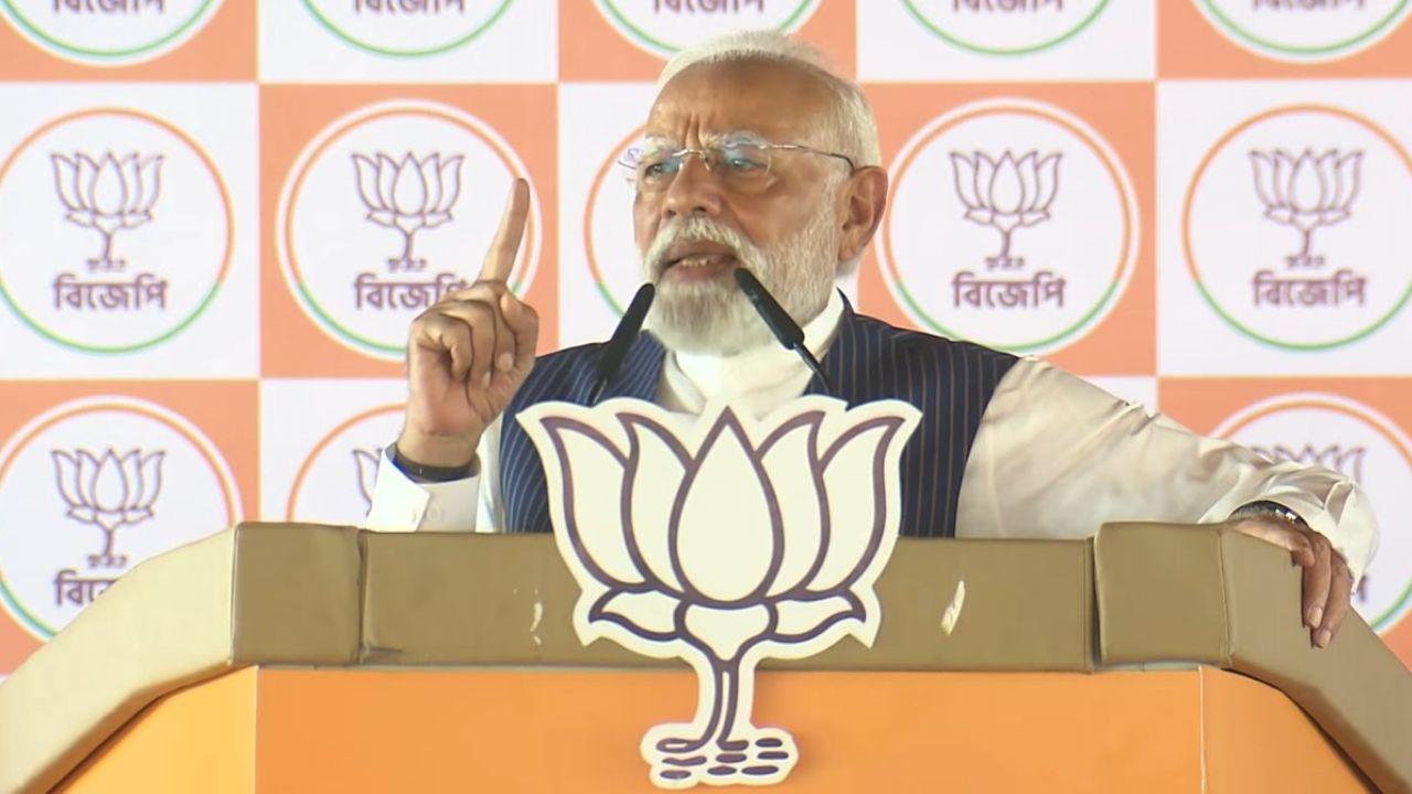पश्चिम बंगाल चुनाव: दम दम में बोले PM Modi- “बुझने से पहले थोड़ा फड़फड़ा रहा है TMC का दीया”