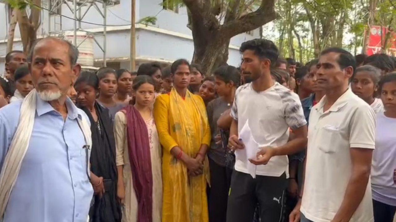 झारखंड चतरा होमगार्ड बहाली को लेकर हंगामा, अभ्यार्थियों ने लगाए धांधली के आरोप, उपायुक्त से मिलकर की निष्पक्ष जांच की मांग