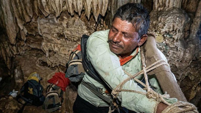 छेड़छाड़ पर सख्त एक्शन! आरोपी को पेड़ से बांधकर पहनाई जूतों की माला