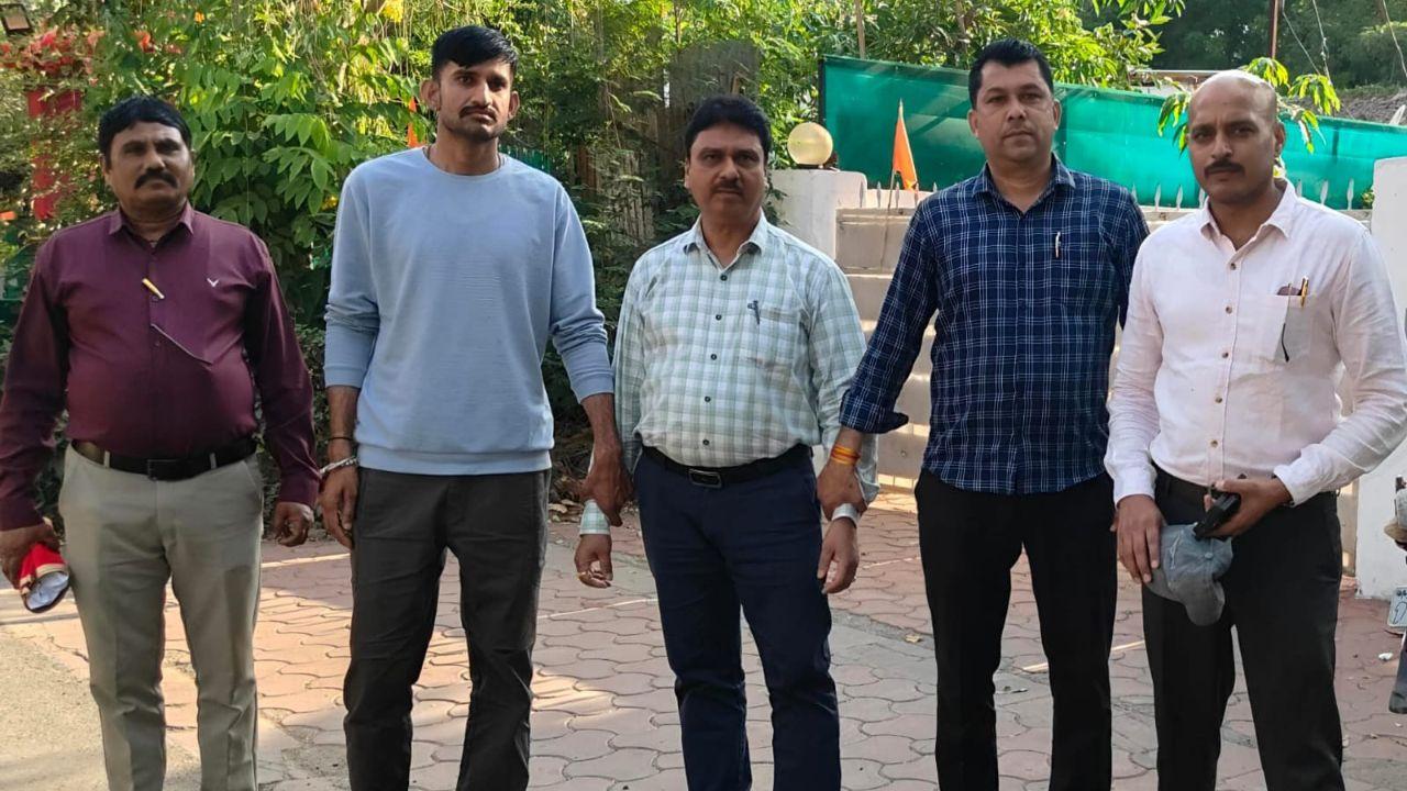 PWD के कार्यपालन यंत्री, SDO, सब इंजीनियर को लोकायुक्त पुलिस ने रिश्वत लेते रंगे हाथ पकड़ा, ढाई लाख रुपये जब्त