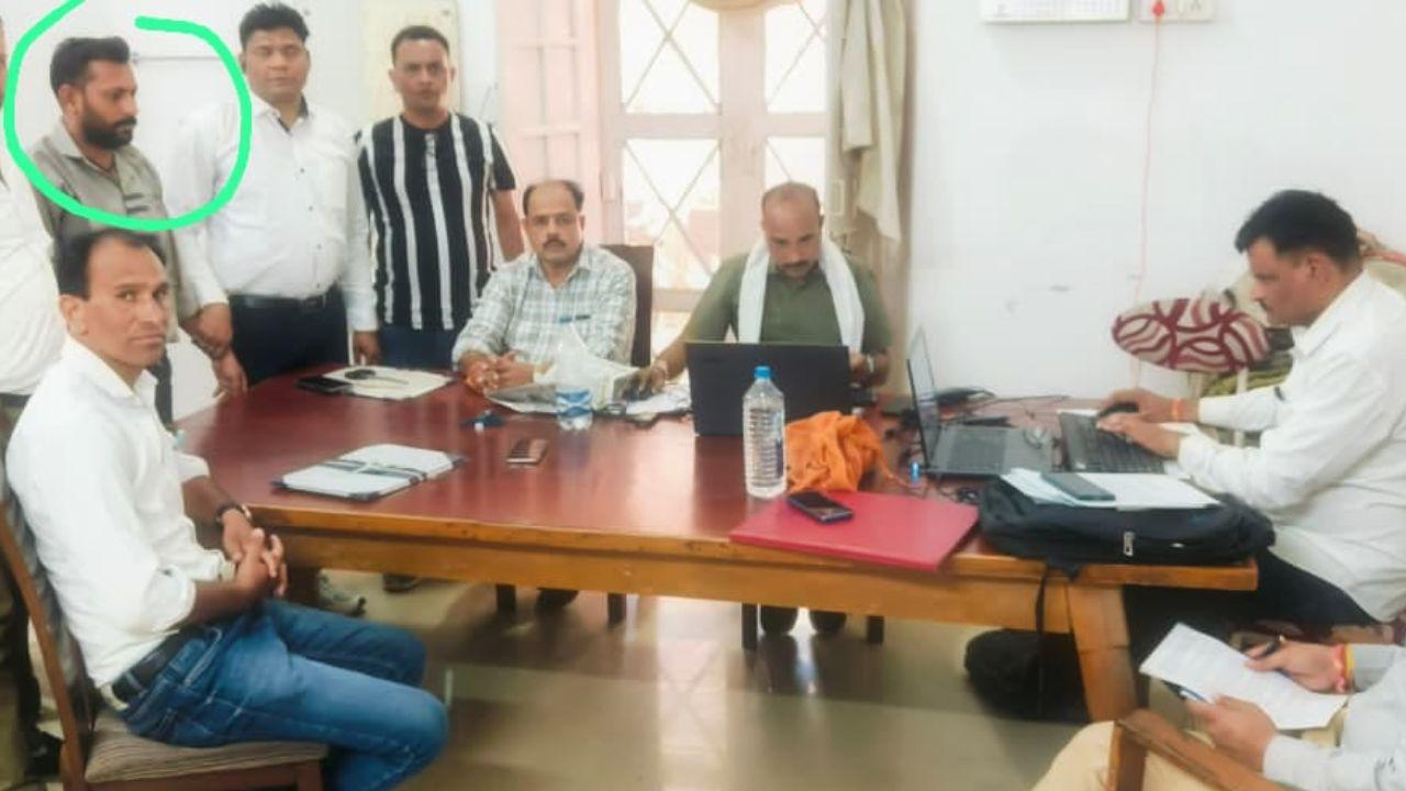 भृत्य की नौकरी कर रही रिटायर्ड टीचर की बहू का वेतन निकालने क्लर्क ने मांगी रिश्वत, लोकायुक्त पुलिस ने रंगे हाथ गिरफ्तार किया