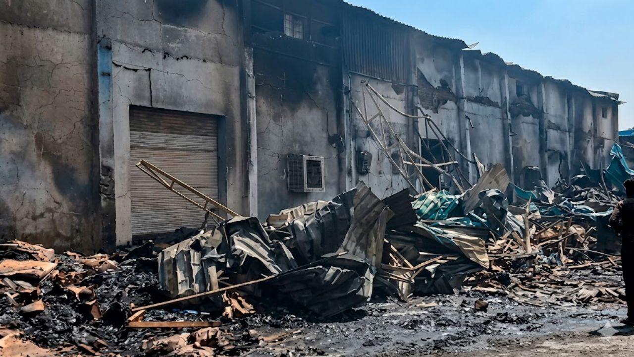 फैक्ट्री में भीषण आग! 50 लाख का नुकसान, 28 लाख कैश बचाने को मालिक ने लगाई जान की बाजी