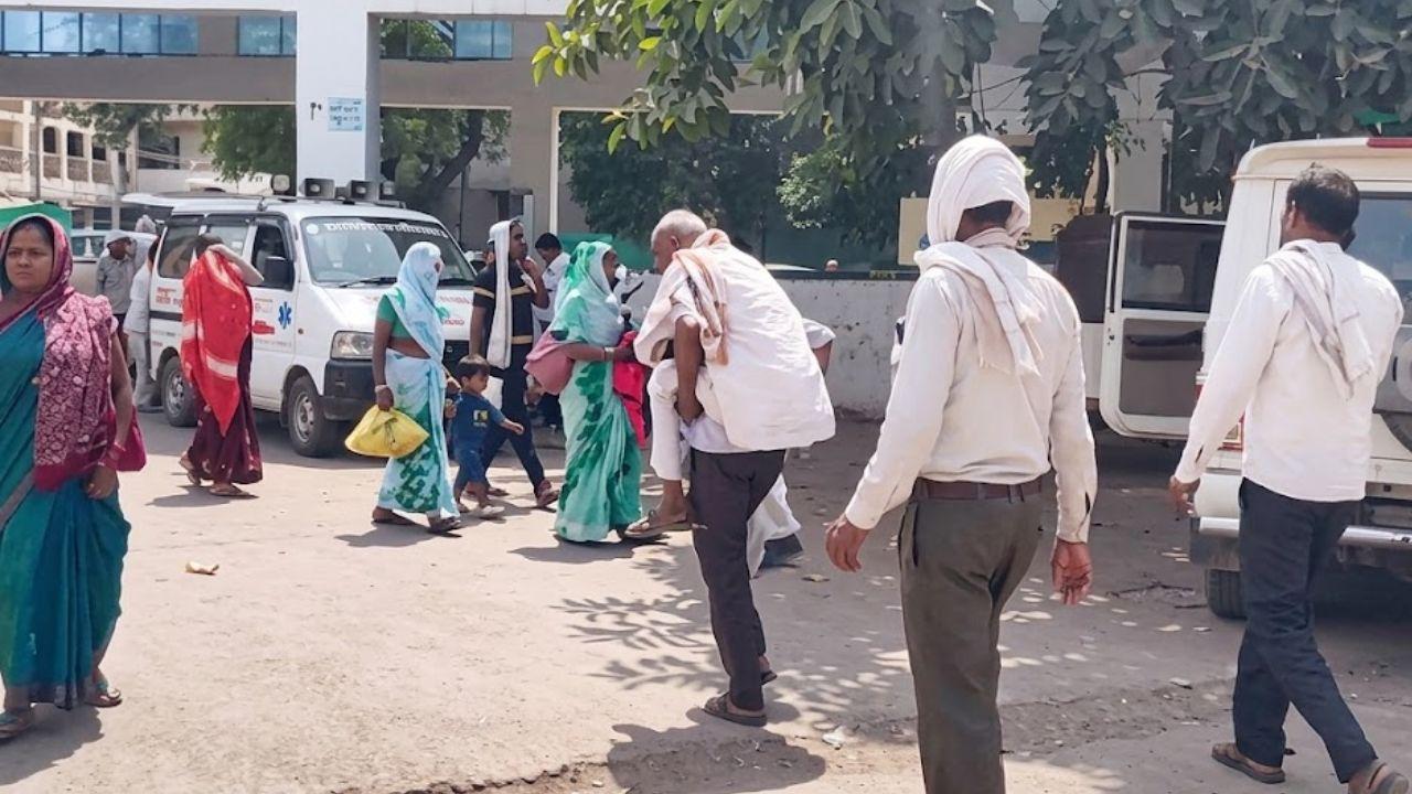 मुरैना अस्पताल की पार्किंग बनी दर्द की दीवार: मरीज पीठ पर लदकर पहुंच रहे ओपीडी, सिस्टम पर उठे बड़े सवाल
