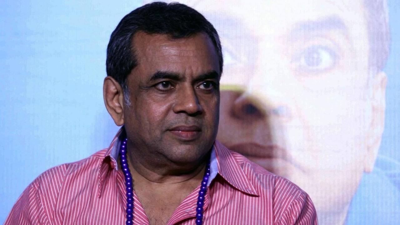 सोशल मीडिया की तुलना उल्टी करने के पॉट से करते नजर आए परेश रावल, बोले- नेगेटिविटी से रहें दूर