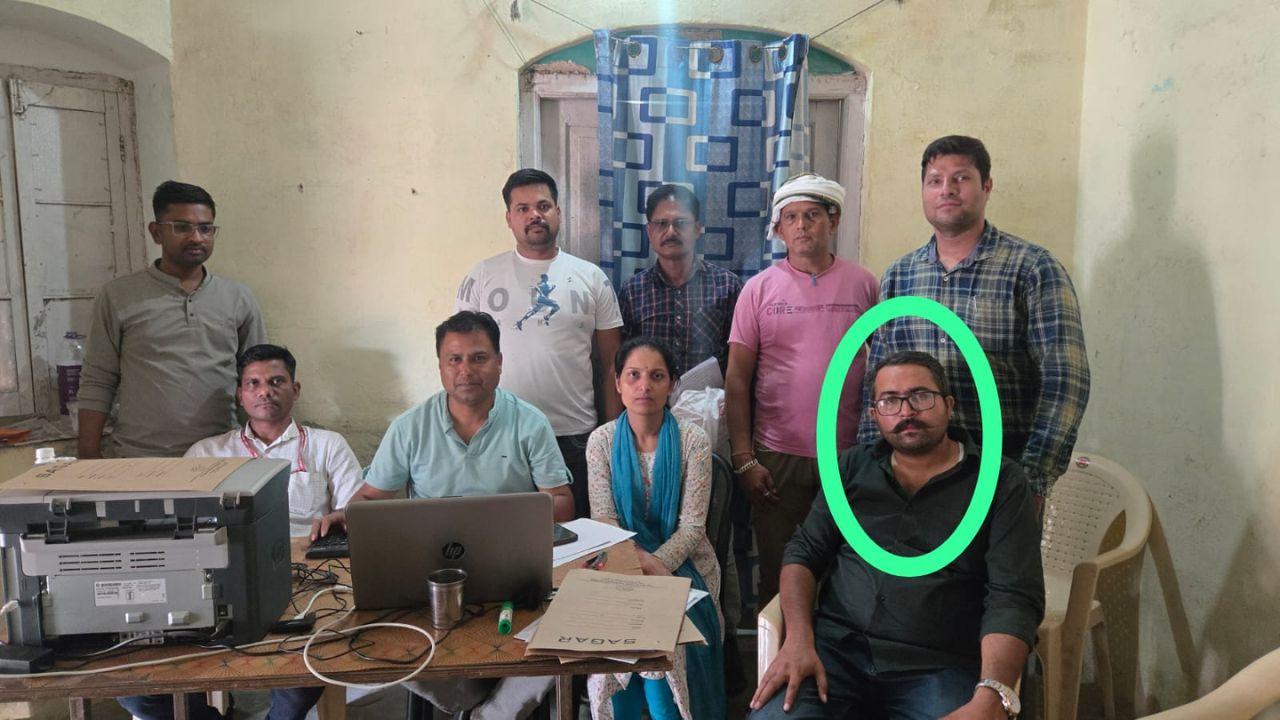 बिना रोके गाड़ी निकालने के बदले वन रक्षक ने लकड़ी व्यापारी से मांगी 10000 रुपये महीना रिश्वत, लोकायुक्त पुलिस ने रंगे हाथ पकड़ा