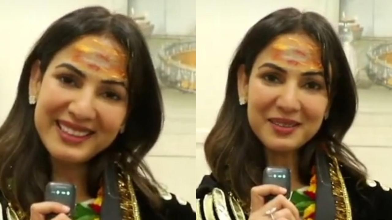 महाकाल की भक्ति में डूबी एक्ट्रेस सोनल चौहान, भस्मारती में हुई शामिल, नंदी के कान में कही मनोकामना