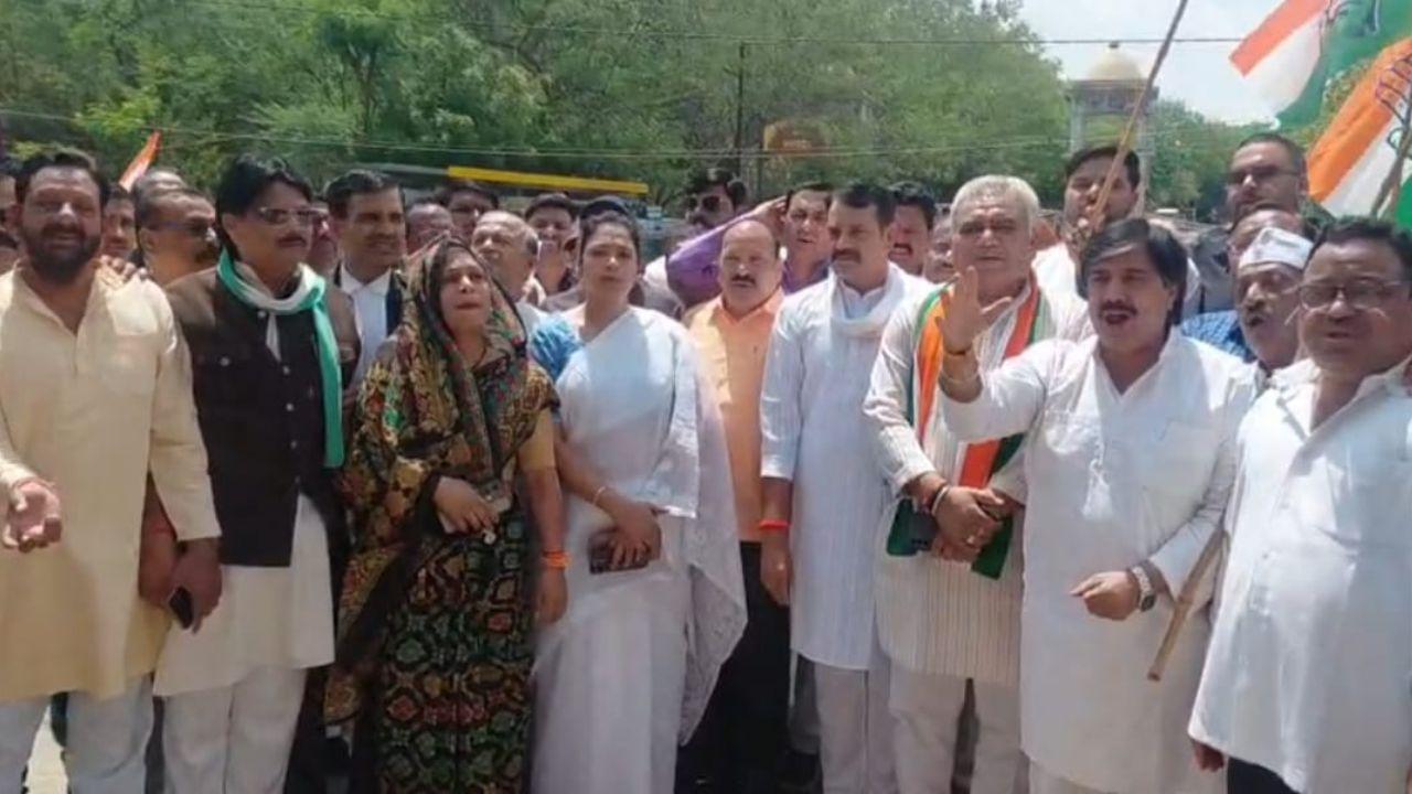 किसानों की समस्या को लेकर ग्वालियर में कांग्रेस का कलेक्ट्रेट पर प्रदर्शन, राज्यपाल के नाम सौंपा ज्ञापन