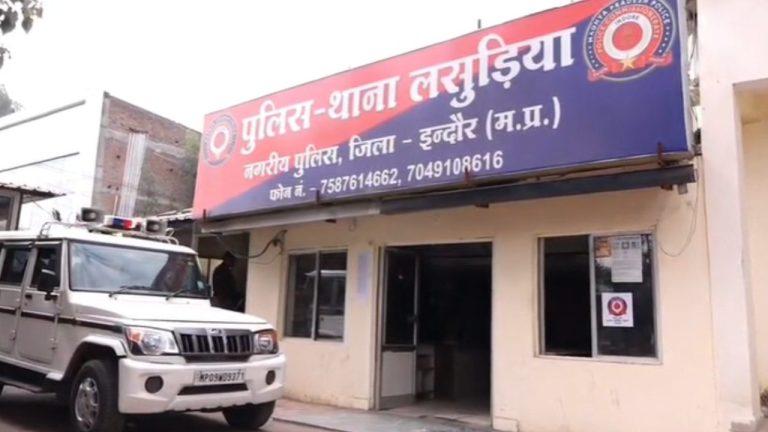 इंदौर में ऑनलाइन सट्टे पर बड़ा एक्शन: लेन-देन का हिसाब और मोबाइल फोन जब्त, कार के अंदर चल रहा था पूरा खेल