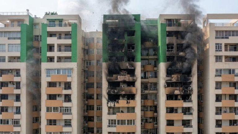 गाजियाबाद सोसाइटी में भीषण आग: 9 से 12वीं मंजिल तक 8 फ्लैट जलकर खाक, मचा हड़कंप
