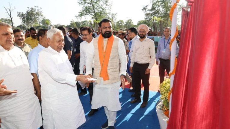 सीएम नीतीश कुमार का वाल्मीकि नगर दौरा, कई विकास योजनाओं का किया उद्घाटन-शिलान्यास, जंगल सफारी वाहनों को दिखाई हरी झंडी