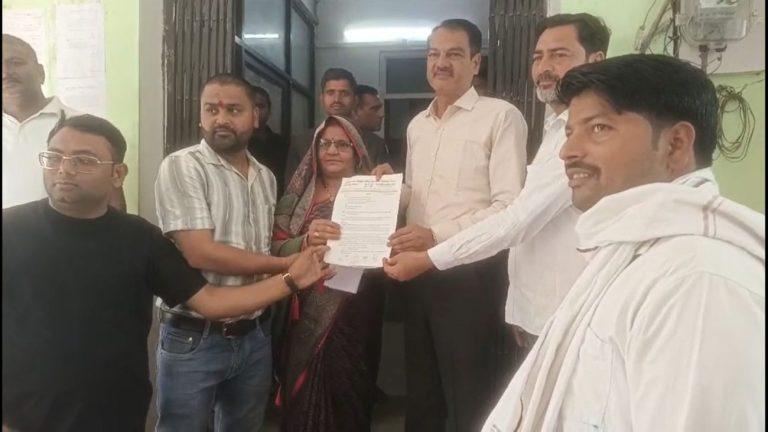 डबरा में कांग्रेस पार्षदों ने एसडीएम को सौंपा ज्ञापन, बदहाल व्यवस्थाएं सुधारने की मांग पर आंदोलन की दी चेतावनी