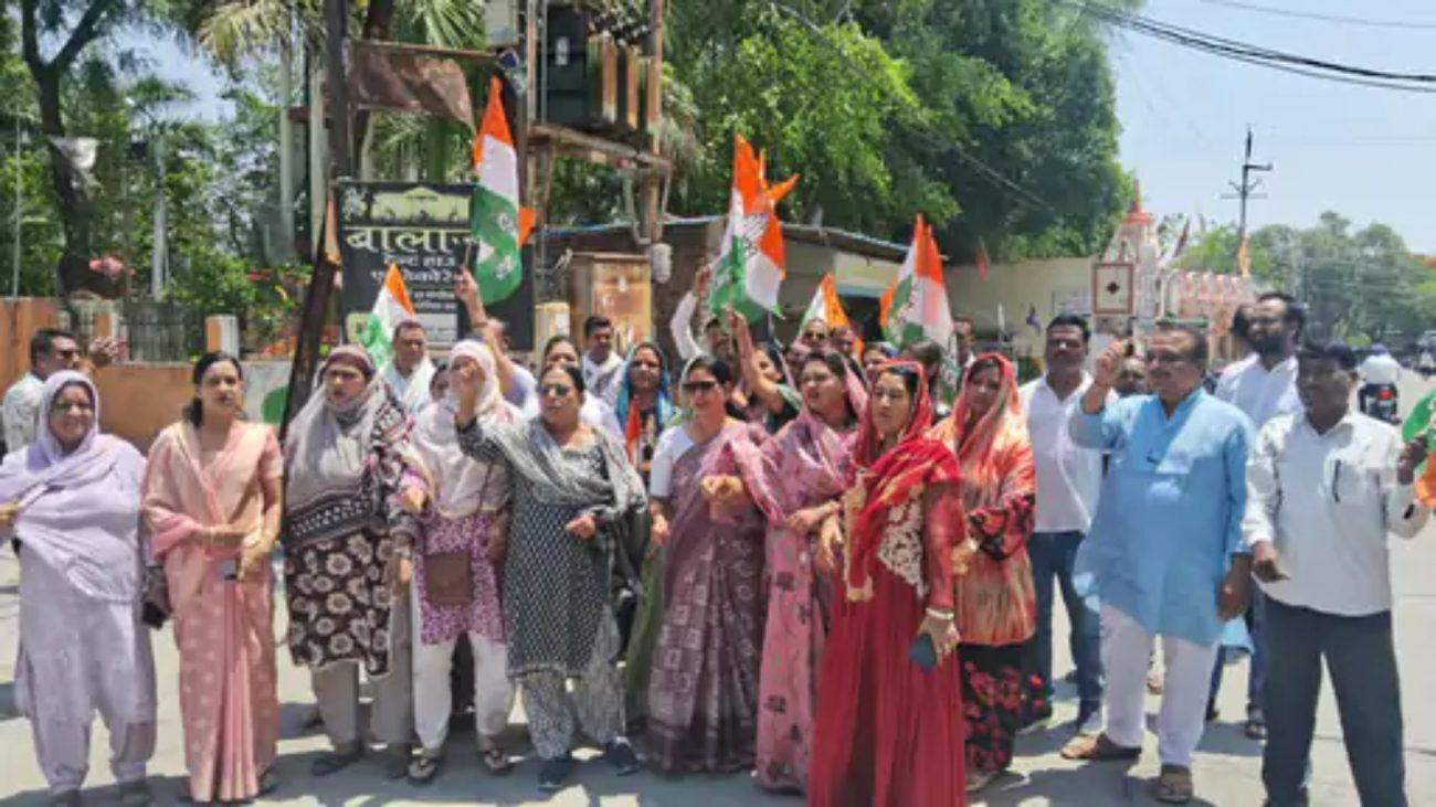 रतलाम में महिला कांग्रेस कार्यकर्ताओं ने पीएम मोदी का पुतला फूंका, 33% महिला आरक्षण लागू करने की मांग की, पढ़ें खबर