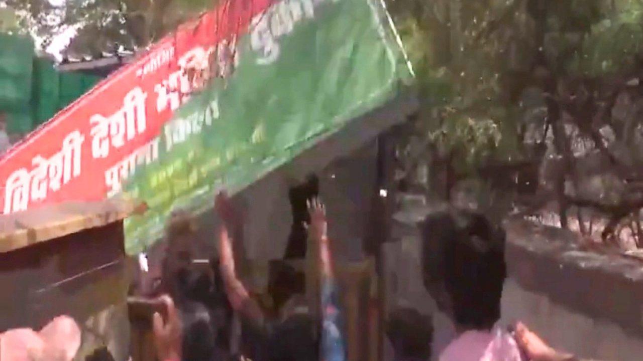 भोपाल के एमएलबी गर्ल्स कॉलेज के पास शराब दुकान के खिलाफ ABVP का जोरदार प्रदर्शन, छात्राओं की सुरक्षा के लिए दुकान हटाने की मांग