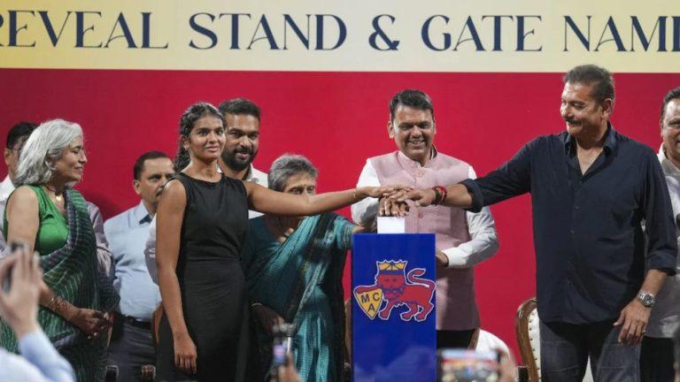 CM देवेंद्र फडणवीस ने किया वानखेड़े स्टेडियम में रवि शास्त्री स्टैंड का उद्घाटन, कहा – ‘यह इतिहास में एक अहम पल’