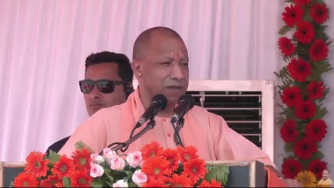 योगी का सपा पर हमला, “जिन लोगों को रात के अंधेरे में डकैती डालने की आदत थी, उनके लिए अंधेरा ठीक था, हम तो सूर्य के उपासक हैं”