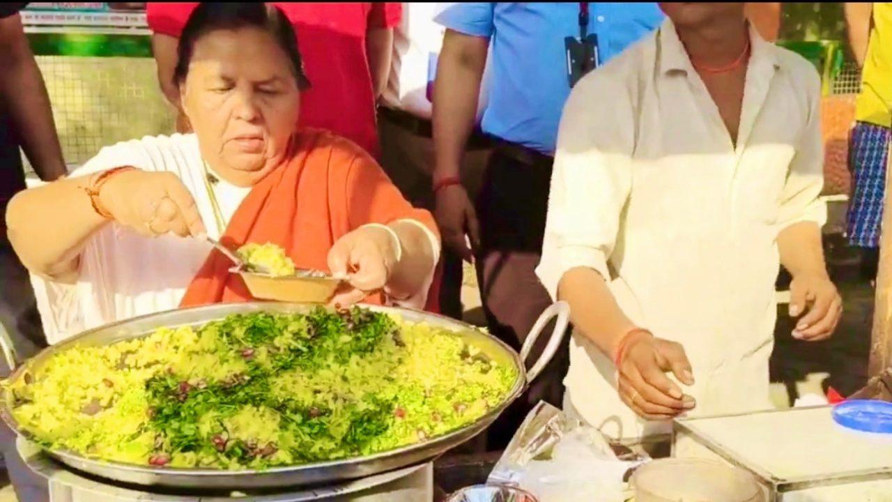 उमा भारती ने ठेला लगाकर बेचा पोहा-जलेबी, टीकमगढ़ नगरपालिका की अतिक्रमण विरोधी कार्रवाई के खिलाफ खोला मोर्चा