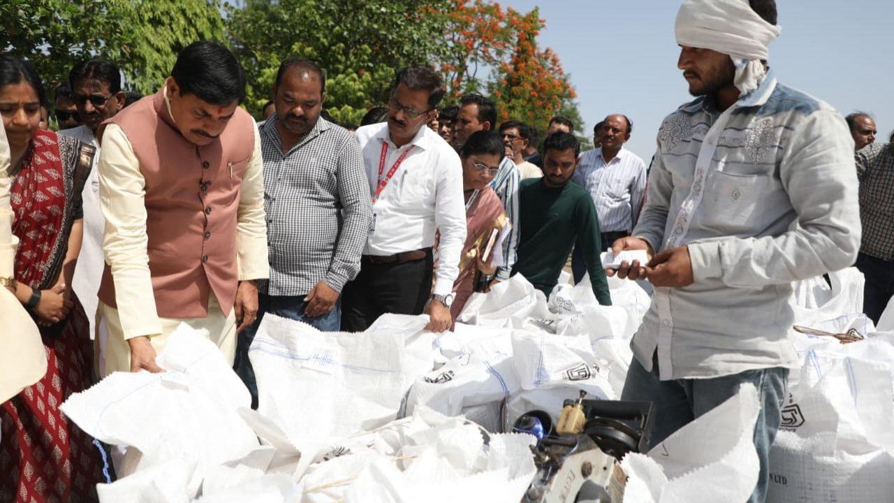 सीएम डॉ. मोहन यादव ने किया खरगोन के कतरगांव गेहूं उपार्जन केंद्र का आकस्मिक निरीक्षण, 24 घंटे में पूरा किया वादा