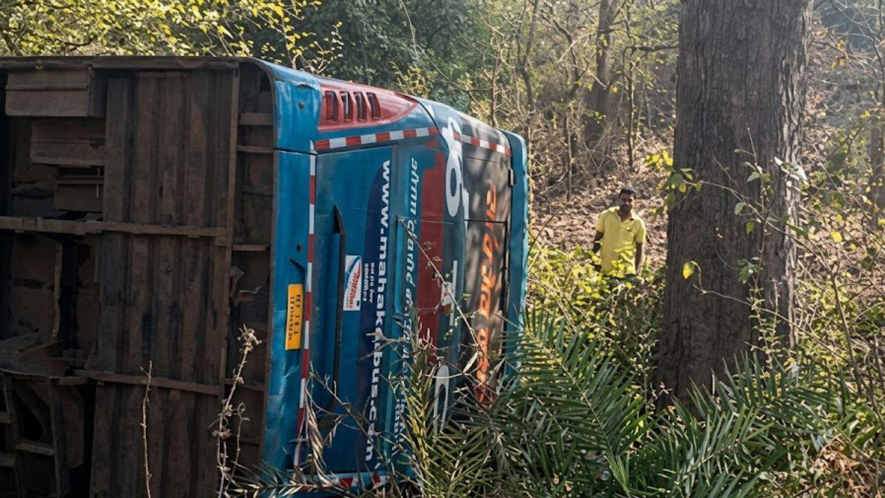 टीकमगढ़ में बड़ा बस हादसा! सागर रोड पर पलटी यात्री बस, 15 घायल, मौके पर मची अफरा-तफरी