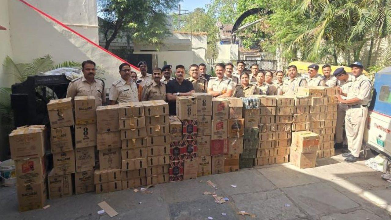 इंदौर में आबकारी विभाग की बड़ी कार्रवाई, कुख्यात तस्कर के घर से बरामद हुआ अवैध शराब का जखीरा, लाखों में बताई जा रही कीमत