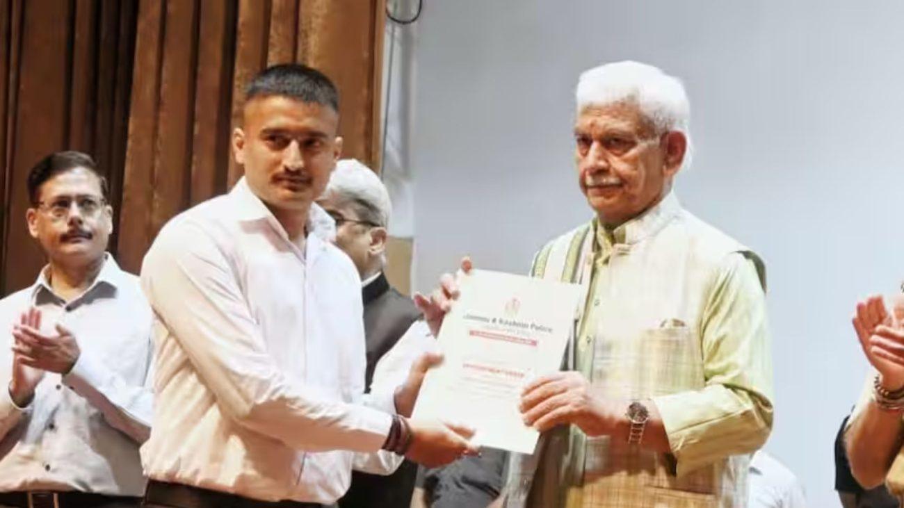 LG मनोज सिन्हा ने जम्मू-कश्मीर पुलिस को चेताया, कहा – ‘आंखों के सामने छिपे खतरों से रहें सतर्क’