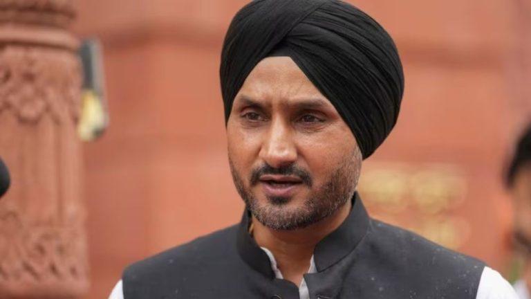 ‘गद्दार’ कहे जाने पर भड़के हरभजन सिंह, सोशल मीडिया पर यूजर को दिया करारा जवाब, जानिए क्या कहा?
