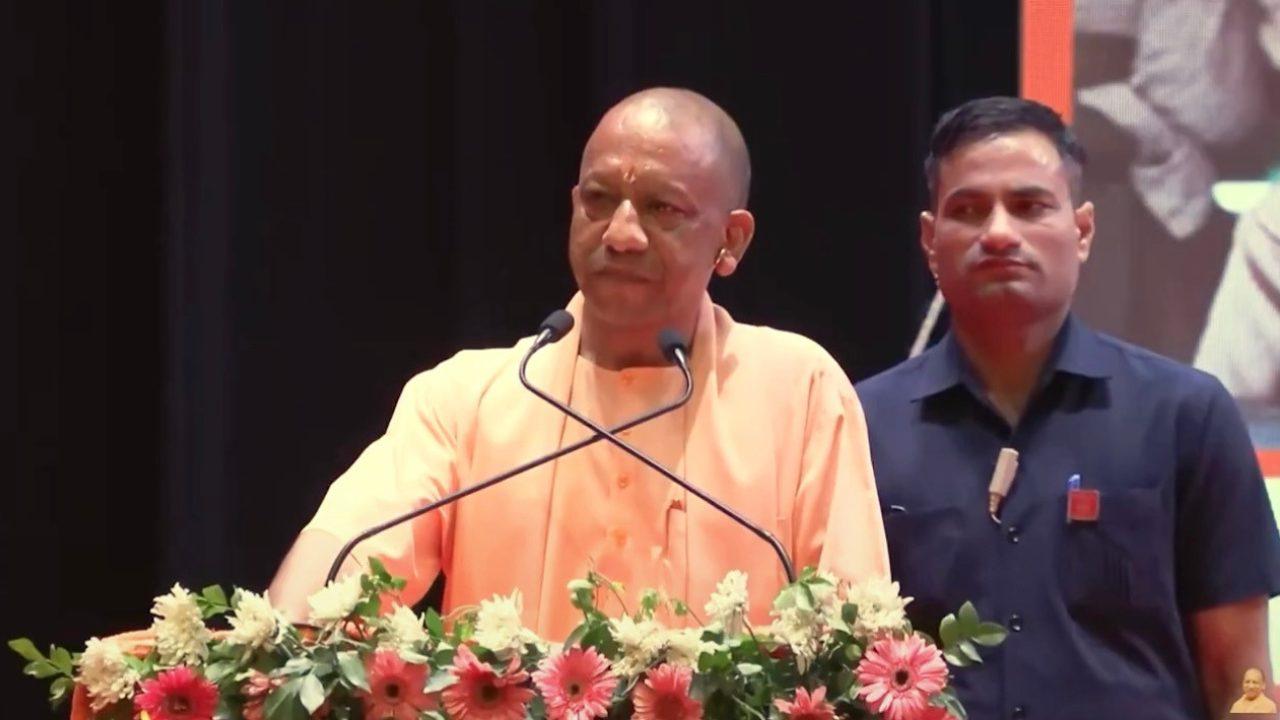 शिक्षामित्र सम्मान समारोह गोरखपुर: सीएम योगी आदित्यनाथ ने की 5 लाख स्वास्थ्य कवर सहित कई बड़ी घोषणाएं, जानिए डिटेल्स