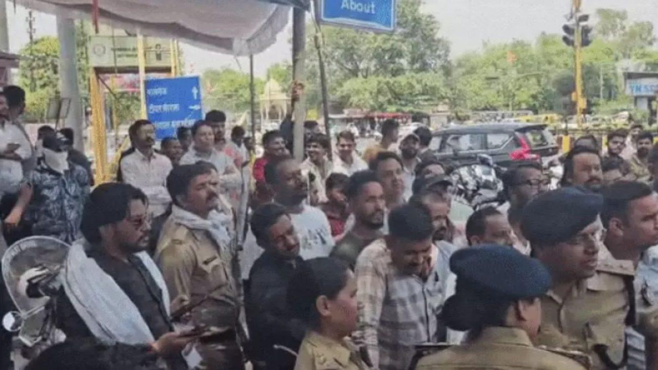 इंदौर के महूनाका चौराहे पर भाजपा नेता और पुलिस में हुआ विवाद, दो पुलिसकर्मी सस्पेंड, टीआई को भी हटाया गया