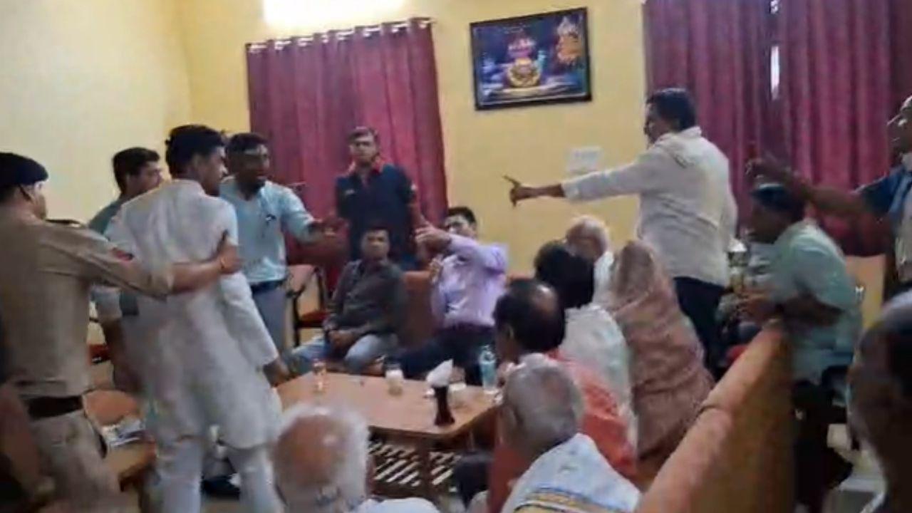 दमोह: जागेश्वरनाथ धाम कॉरिडोर की समीक्षा बैठक में हंगामा, कलेक्टर के सामने भिड़े दो पक्ष, पुलिस को संभालना पड़ा मोर्चा, जानें पूरा मामला