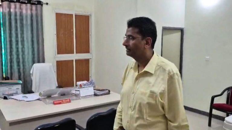 SDM, तहसीलदार और कर्मचारी गायब, जनता परेशान, कलेक्टर के औचक निरीक्षण में खुलासा, कारण बताओ नोटिस जारी