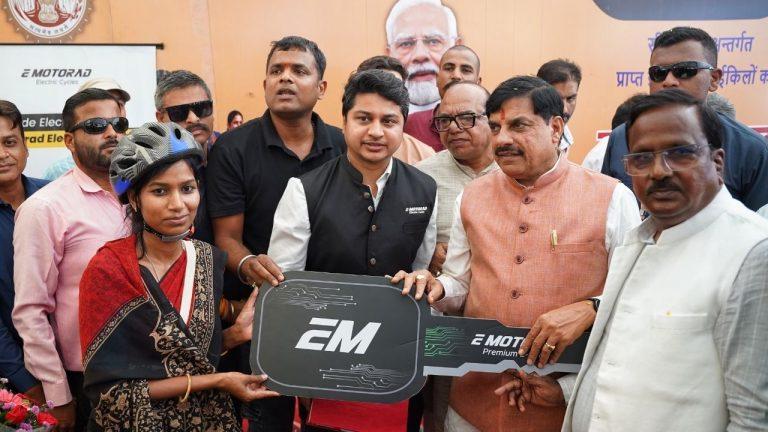 महिला कर्मयोगियों को मिला तोहफा, CM मोहन यादव ने फ्री में बांटी ई-साइकिलें, बोले- वैश्विक संकट में EV सबसे अच्छा विकल्प