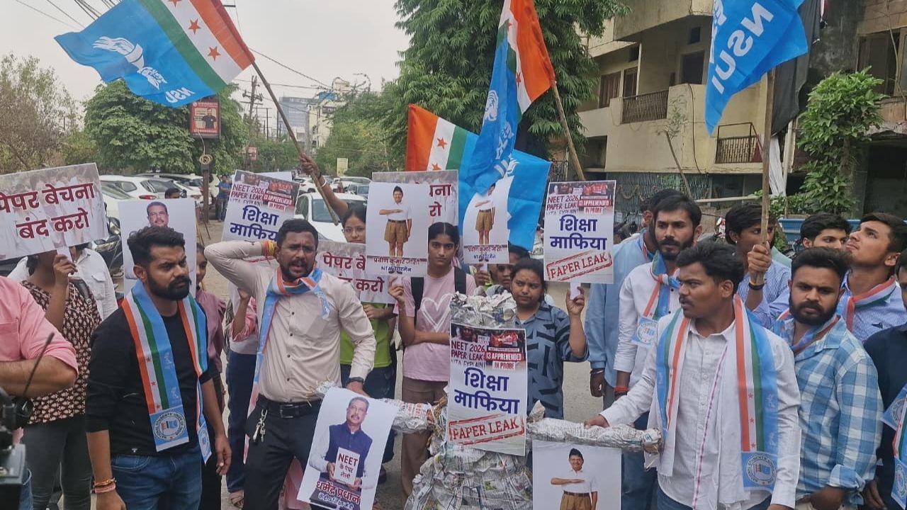 NEET UG 2026 परीक्षा रद्द होने के छात्रों में आक्रोश, NSUI ने केंद्रीय शिक्षा मंत्री और NTA अध्यक्ष का पुतला जलाया