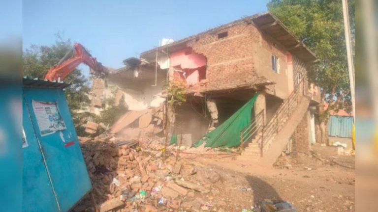 सिंहस्थ 2028 की तैयारी में बड़ा एक्शन! ओंकारेश्वर में अवैध कब्जों पर चला बुलडोजर