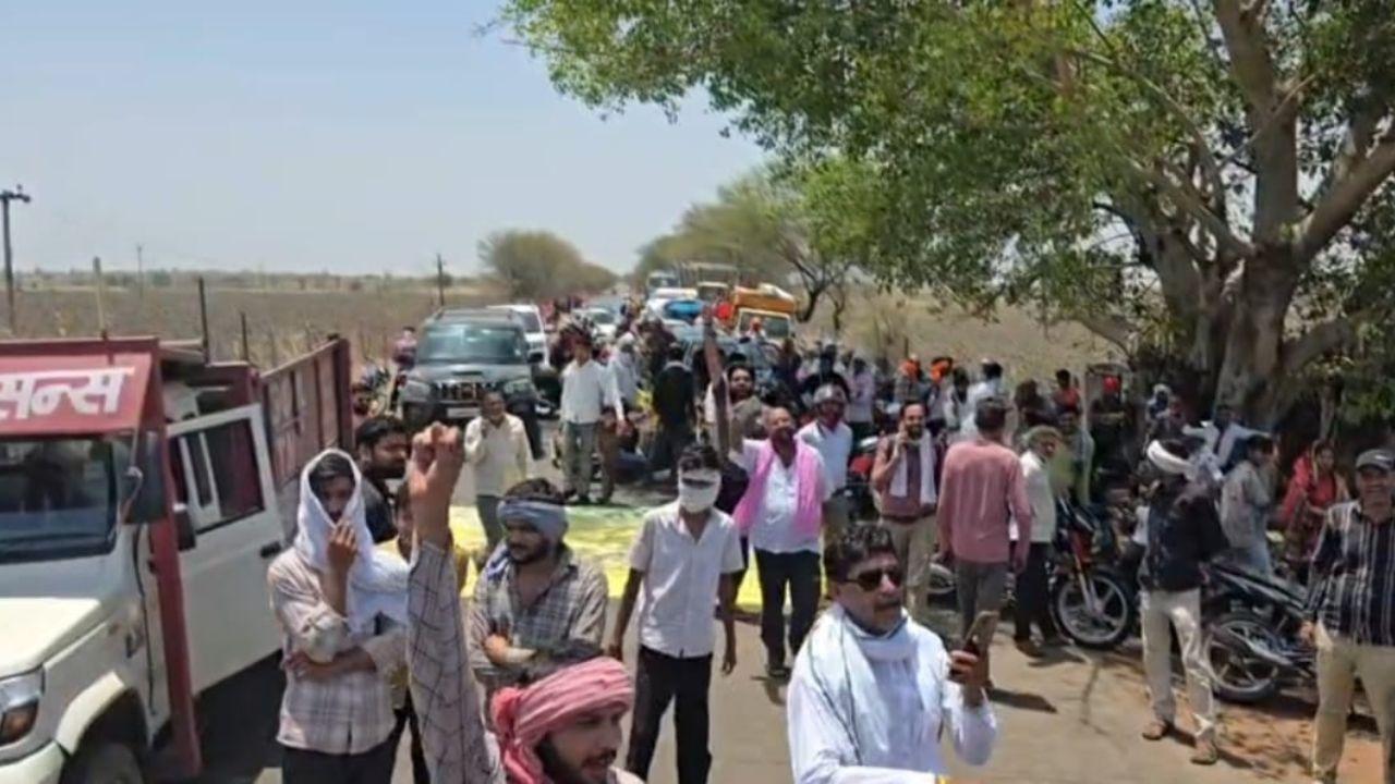 बिजली कटौती और खाद की भारी किल्लत से गुस्साए किसानों ने किया चक्काजाम, प्रशासन पर लगाये आरोप