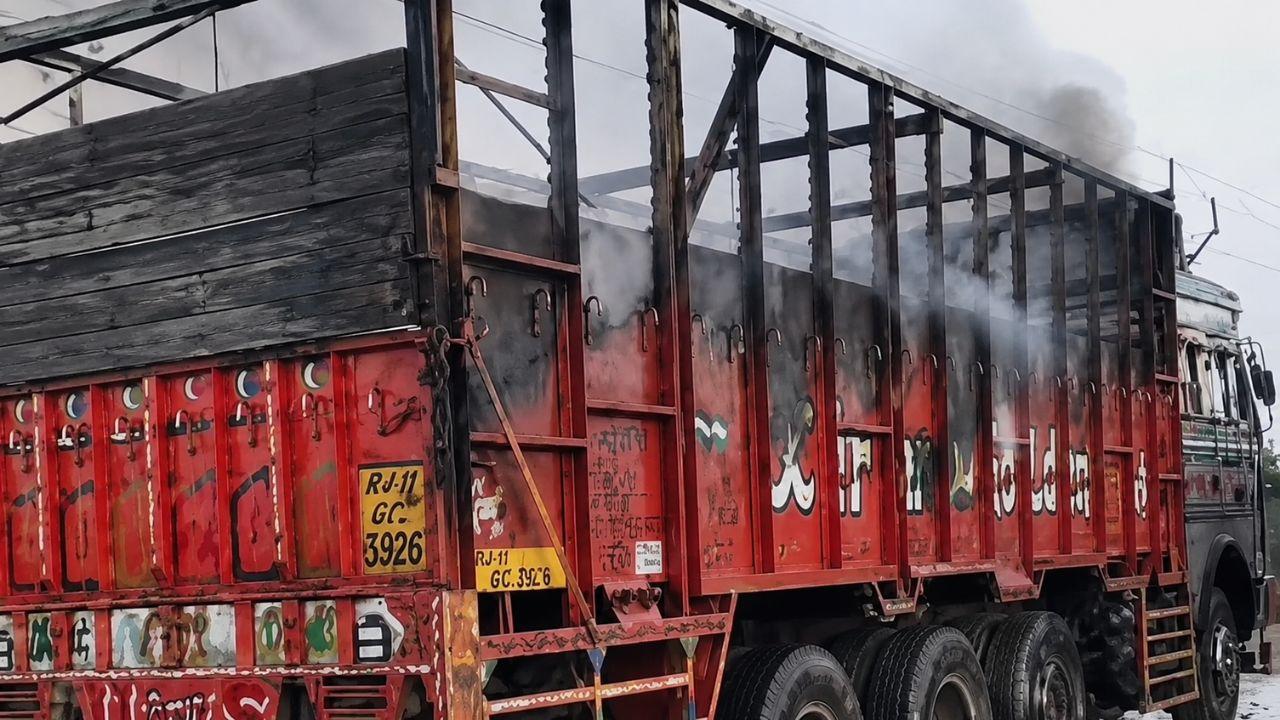 शिवपुरी हाईवे पर बड़ा हादसा, बैटरियों से भरे ट्रक में लगी भीषण आग, धमाकों से दहला इलाका