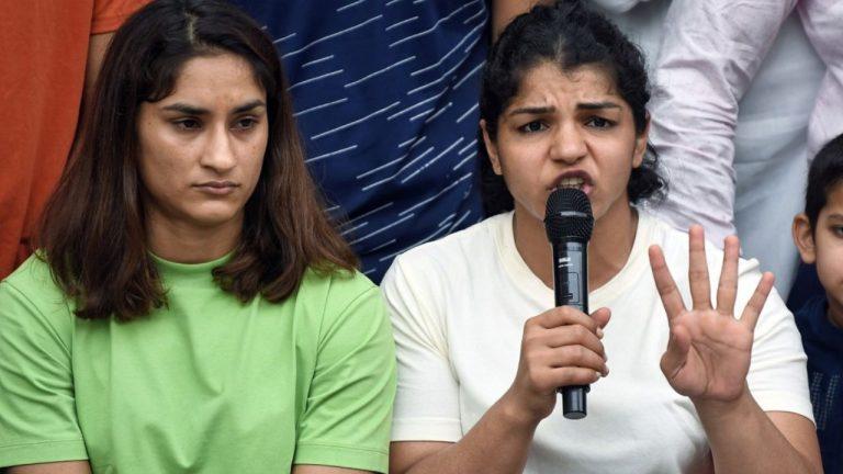 विनेश फोगाट के समर्थन में उतरीं साक्षी मलिक, WFI के नए नियमों पर जताई चिंता, भारत सरकार से की ये अपील