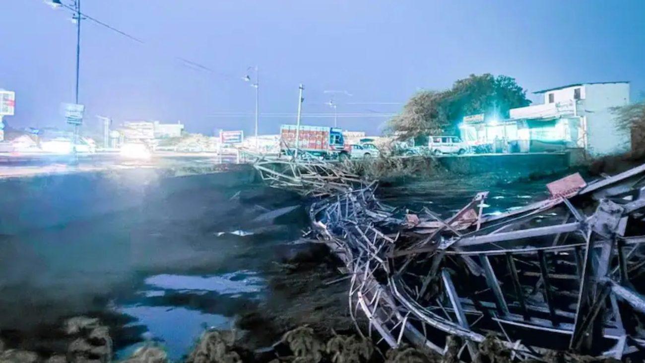 भीलवाड़ा में आंधी-बारिश का कहर, BSNL टॉवर गिरने से अस्पताल का गेट ढहा, बड़ा हादसा टला