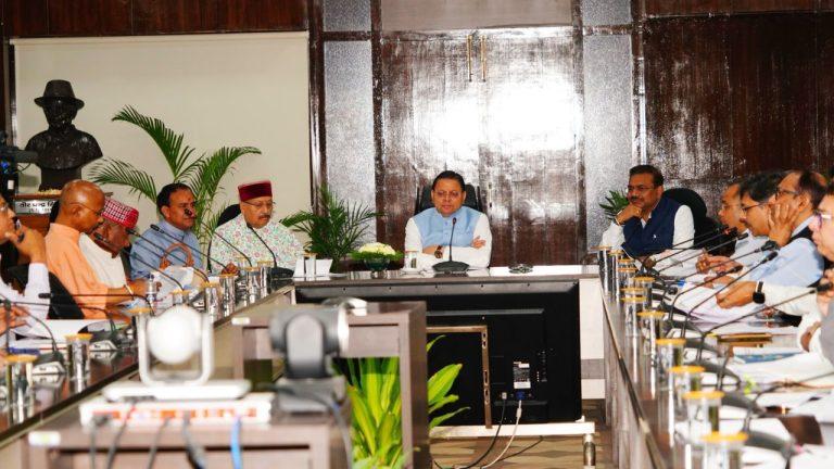 सीएम धामी ने की विकास घोषणाओं की समीक्षा, अधिकारियों को दिए सख्त निर्देश, कहा- सभी विभाग आपसी समन्वय के साथ करें काम