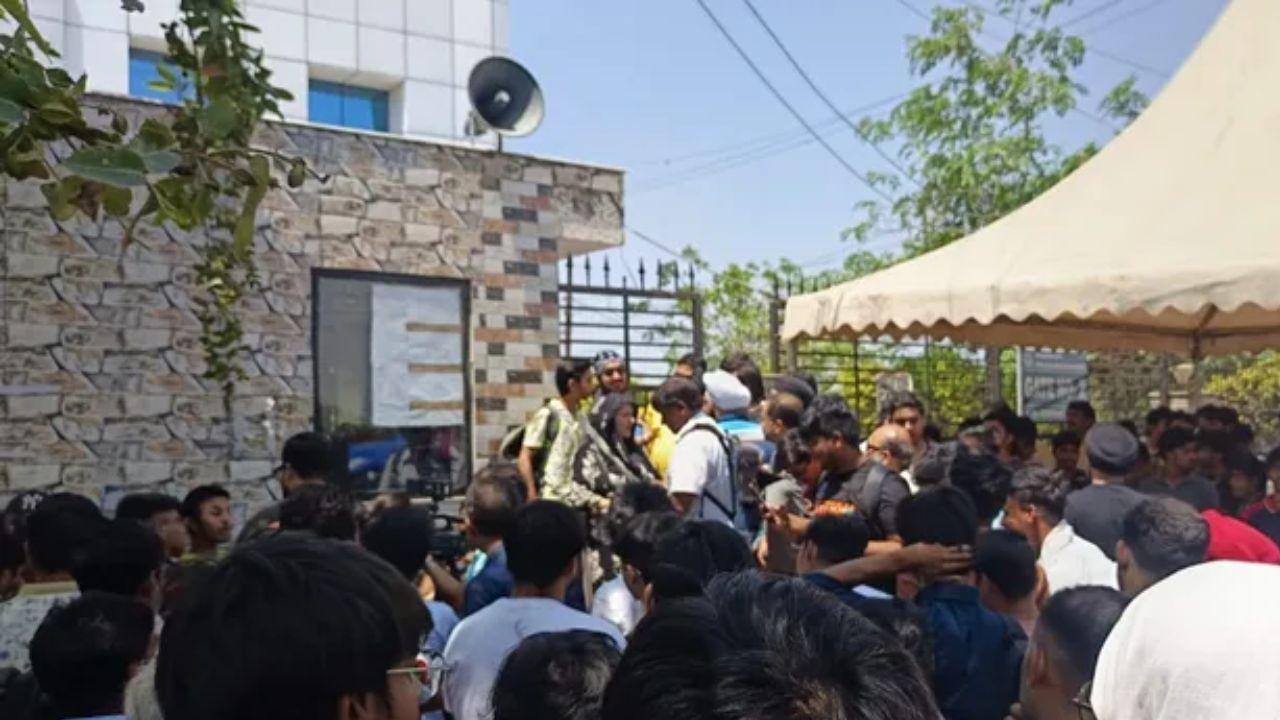 नोएडा में CUET UG परीक्षा में देरी, छात्रों ने NTA के खिलाफ खोला मोर्चा, जमकर की नारेबाजी