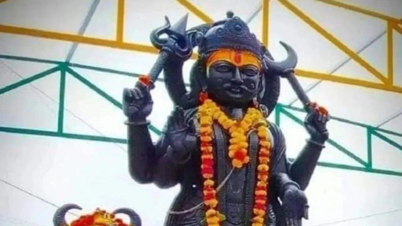 शनि देव की पूजा में तांबे के बर्तन का उपयोग क्यों नहीं किया जाता? वजह जानकर रह जाएंगे हैरान