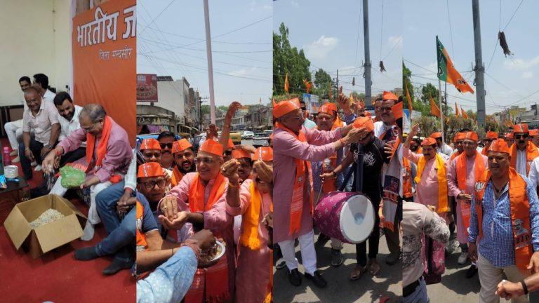 बंगाल फतह का अनोखा जश्न: भाजपा कार्यालय में सांसद ने अपने हाथों से बनाई ‘झालमुड़ी’, कार्यकर्ताओं को खिलाकर मनाई खुशी