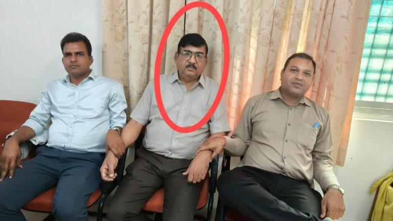 कार्य पूर्णता प्रमाण पत्र पर हस्ताक्षर करने इंजीनियर से मांगी 17 लाख रुपये रिश्वत, लोकायुक्त पुलिस ने डीपीसी को रंगे हाथ पकड़ा