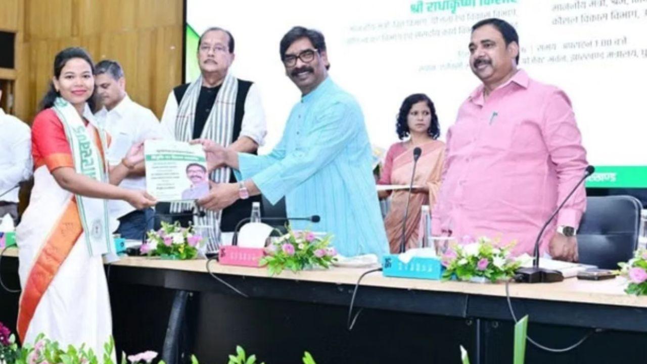 झारखंड: सीएम हेमंत सोरेन ने 336 अभ्यर्थियों को सौंपे नियुक्ति पत्र, बोले- दो से चार महीनों में की जाएंगी हजारों नई नियुक्तियां