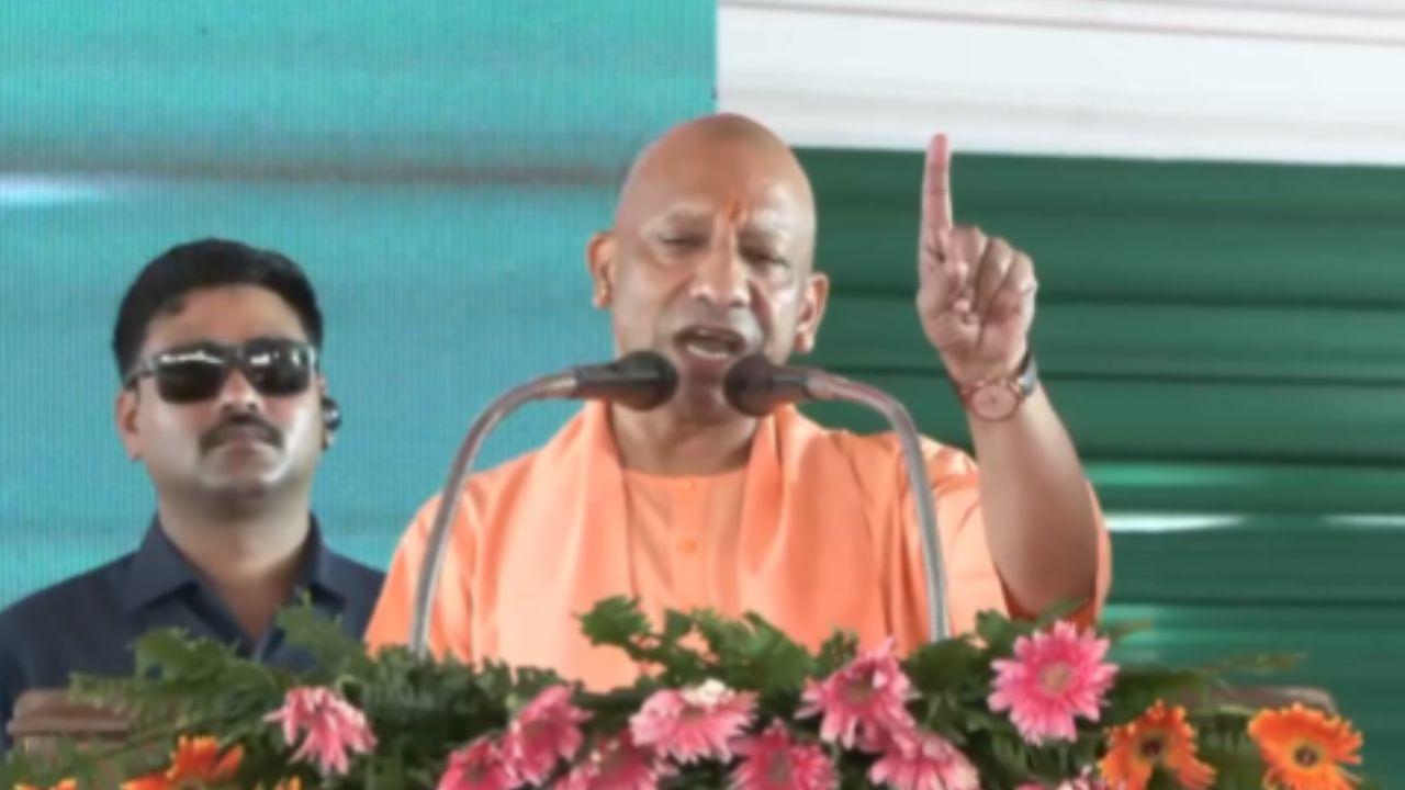 “अब कोई हिंदू को धमका नहीं सकता..” मऊ में गरजे मुख्यमंत्री योगी, माफियाओं को दे डाली चेतावनी, विपक्ष को भी घेरा
