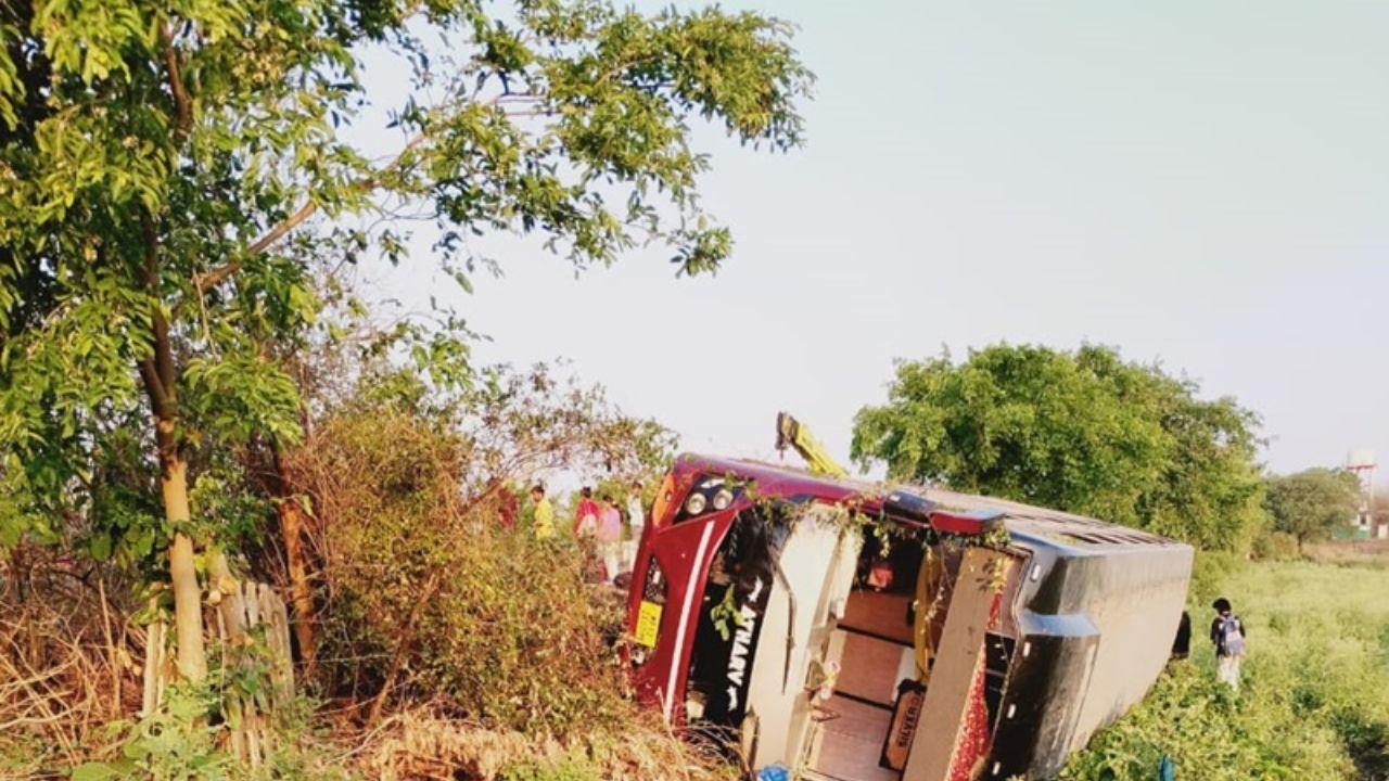 नरसिंहपुर में बड़ा सड़क हादसा! नेपाल से बेंगलुरु जा रही बस पलटी, 12 से ज्यादा यात्री घायल