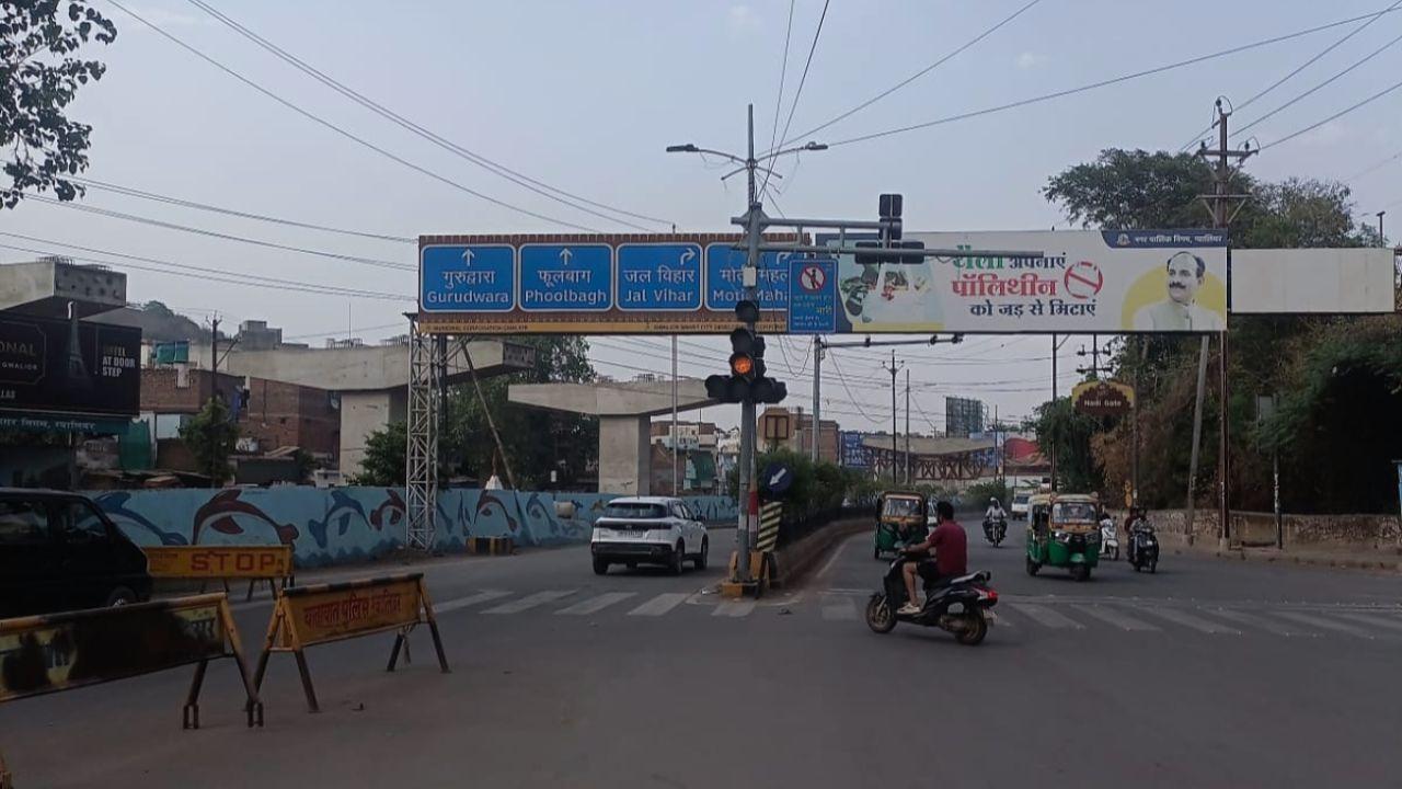 वाहन चालकों को गर्मी से राहत देने ग्वालियर जिला प्रशासन की पहल, दोपहर में ब्लिंकर मोड पर चल रहे ट्रैफिक सिग्नल
