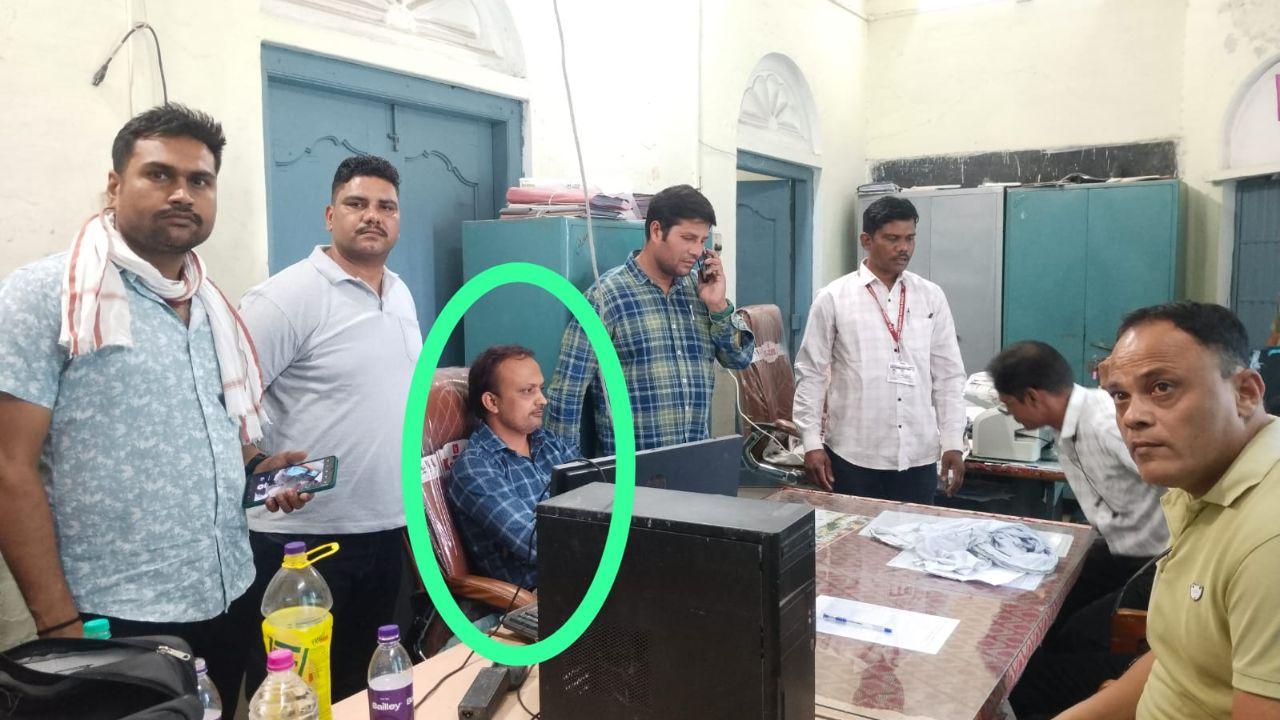 रिटायर कर्मचारी से 1 लाख रुपये रिश्वत ले रहा था शासकीय कॉलेज का क्लर्क, लोकायुक्त पुलिस ने रंगे हाथ दबोचा
