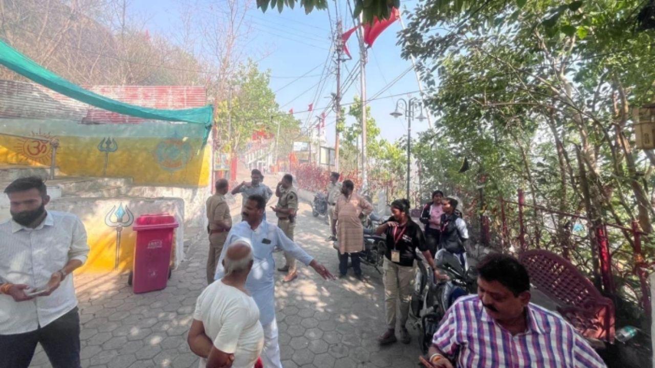 देवास माता टेकरी में भीषण आग से हड़कंप, ढाई घंटे तक ठप रहे दर्शन, श्रद्धालु हुए परेशान