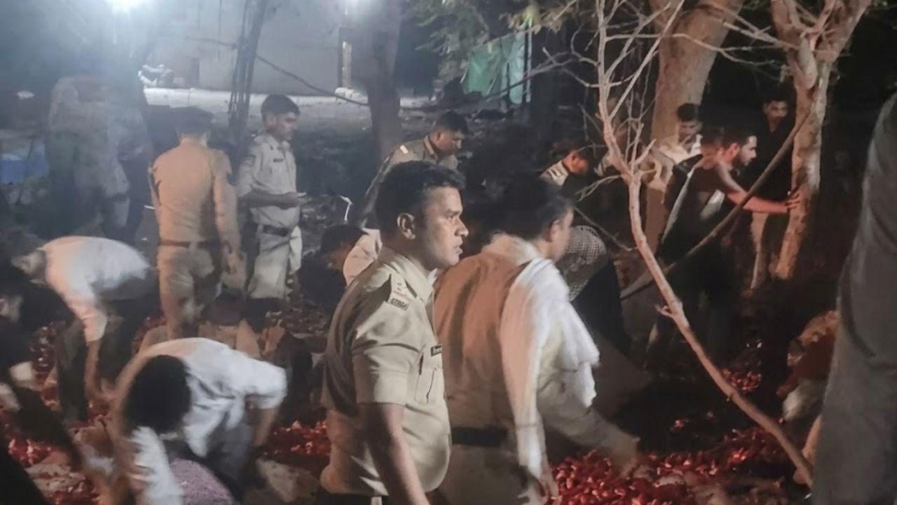 देवास में बड़ा सड़क हादसा, प्याज से भरा मिनी ट्रक पलटा, 3 मजदूरों की दर्दनाक मौत