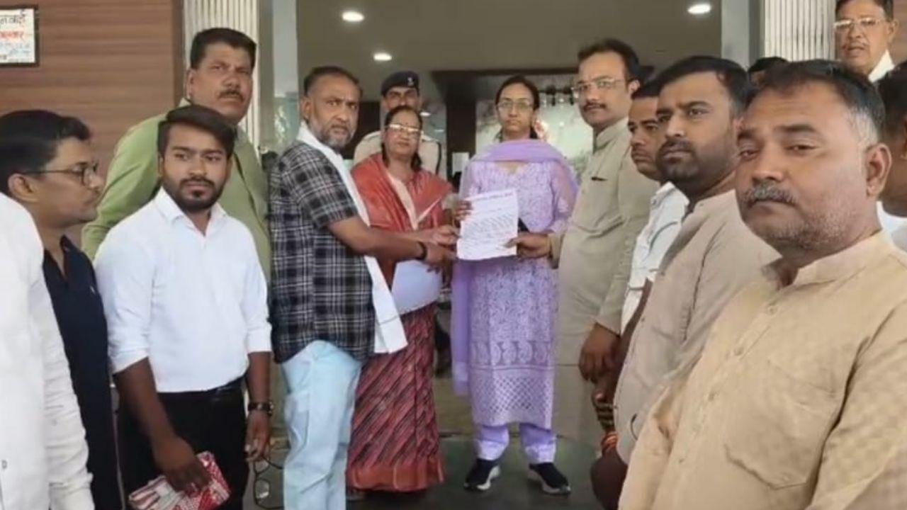 भ्रष्टाचारियों पर कार्रवाई नहीं होने से नाराज कांग्रेस नेता ने जनसुनवाई में सौंपा ‘नागरिकता त्यागपत्र’, दिग्विजय सिंह ने किया समर्थन