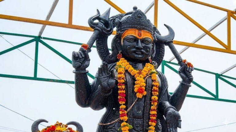 शनि देव की पूजा में तांबे के बर्तन का उपयोग क्यों नहीं किया जाता? वजह जानकर रह जाएंगे हैरान